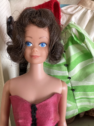 Ancienne mallette de transport Barbie avec poupée brune Midge, clone tenues fait main années 60 - Photo 2/17