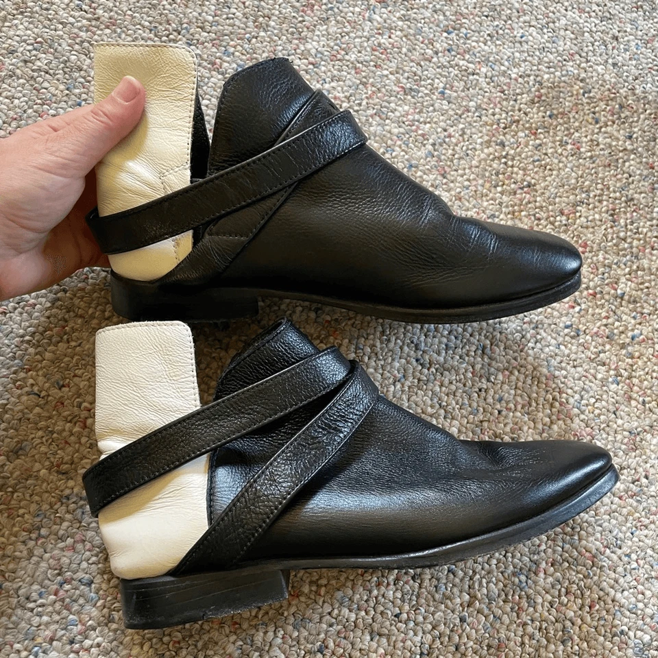 Botas de tornozelo de couro Newbark Shoes alça transversal de dois tons - Imagem 3 de 4