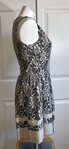 Alya Lace Dress Short Sleeveless Lined Scoop Neck Zip Back Tan Black Sz M - Picture 2 of 7