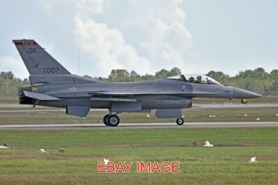 FOTO FLUGZEUG GENERAL DYNAMICS F-16CM-42-CF '89-007 / OK' (89-2007) C/N 1C-16