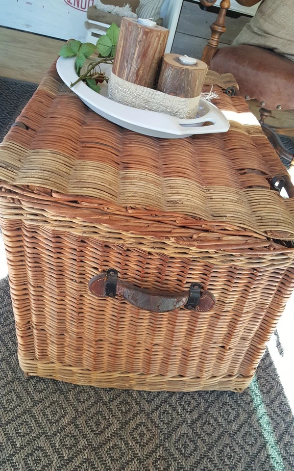 Antiguo baúl europeo de mimbre y ratán asas de cuero grandes coleccionables  Foto 2 de 4