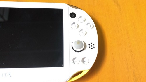 Playstation PS Vita WLAN Konsole Limettengrün/weiß PCH-2000ZA13 mit Tasche - Bild 3 von 4