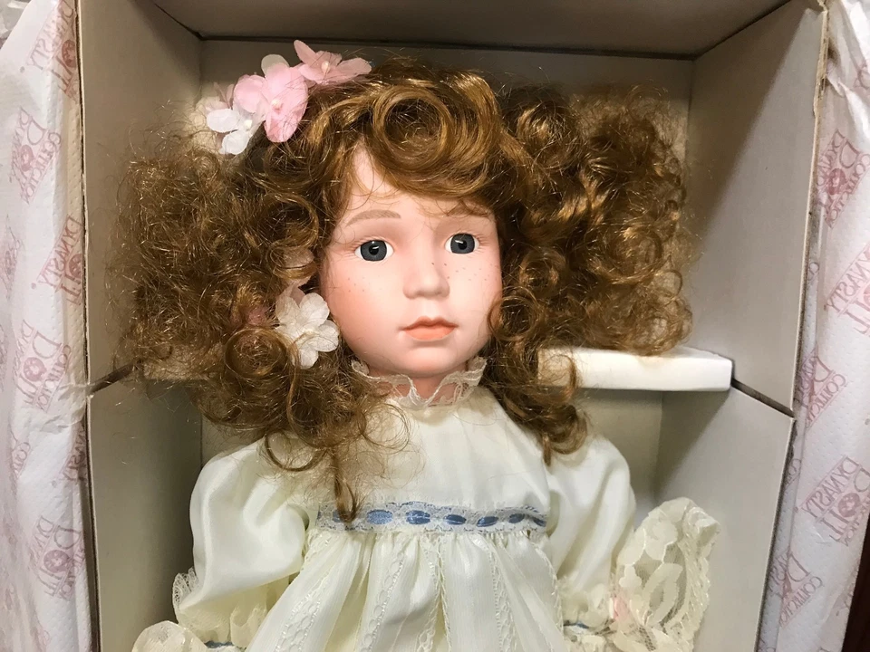 Dynasty Anna Collection 瓷娃娃 #D-190 ~ "ANNA" ~ 从未从盒中移除 — 第 2/4 张图片