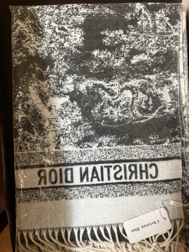 迪奥全印花logo流苏边披肩围巾尺寸:50 * 180CM — 第 3/3 张图片