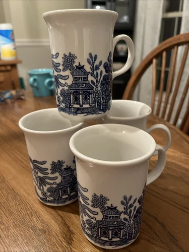 VTG Blue Willow Coffee Cups Churchill Made in England - Set Of 4