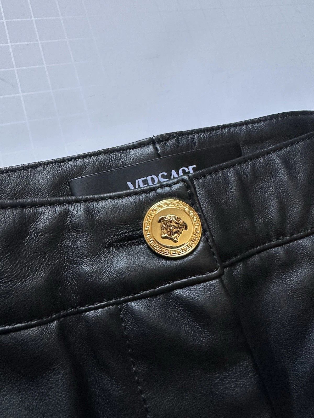Versace pantaloni donna neri pelle tessuto 6 US (40 euro) 1014419 nuovi con etichette $2100