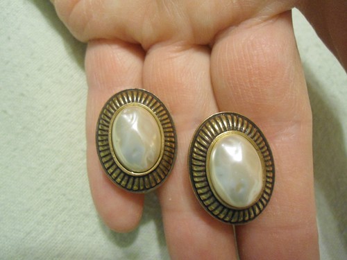 Boucles d'oreilles ovales vintage ton or ton avec belle fausse perle blanche joli cadeau - Photo 1 sur 8