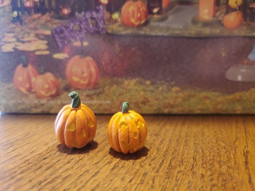 Departamento 56 Snow Village Halloween 1031 Trick or Treat Drive - Imagen 15 de 17