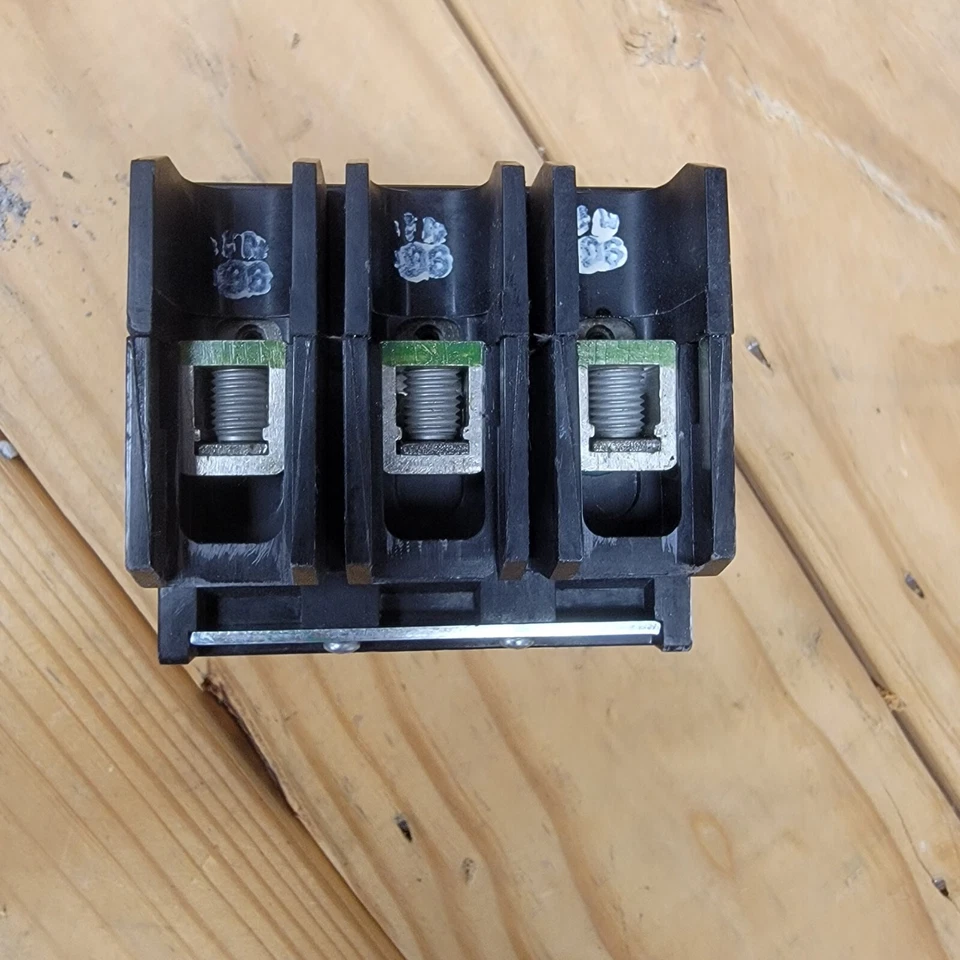 Martillo Cutler GHB3040 3 Polos 40A Marco G NUEVO PANEL EXTRAÍBLE 2024 Versión EATON - Imagen 3 de 4