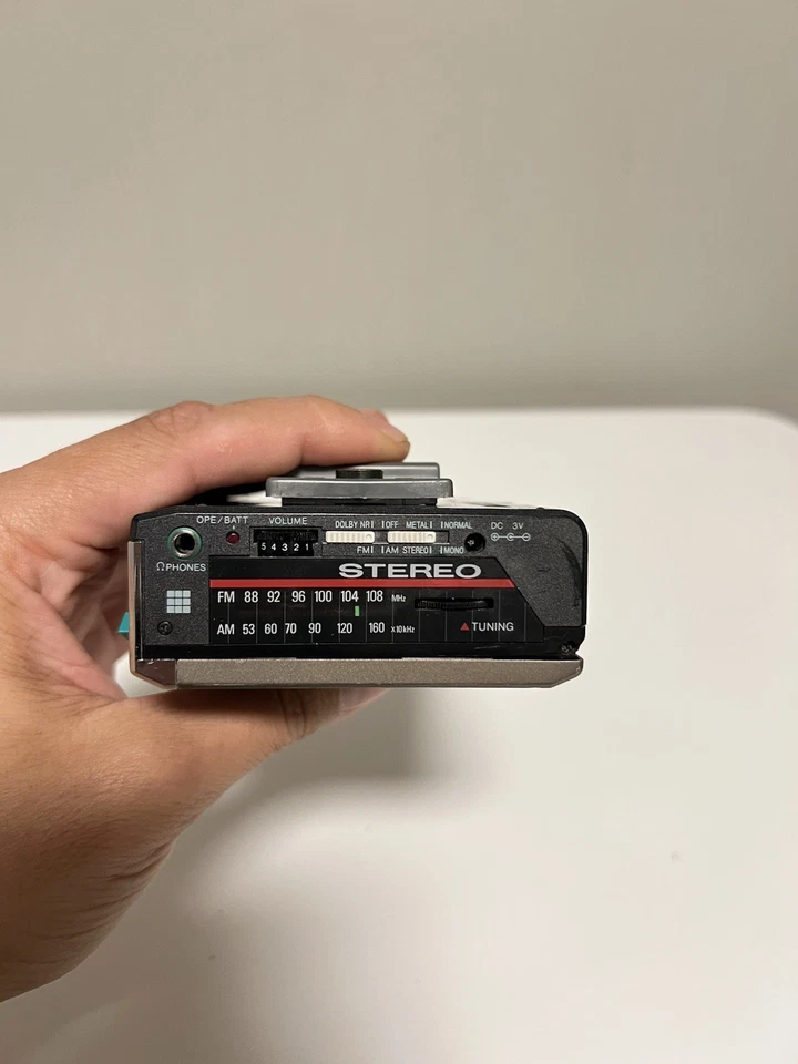 Aiwa HS-T200 Walkman AM/FM Cassette Player. ‼️plays at a fast pace ‼️ - Image 2 of 4