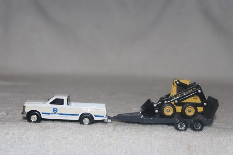 1/64 NEW HOLLAND PICK W/SKID LOADER & TRAILER