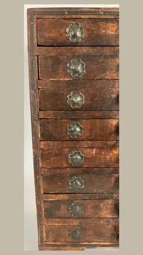 Vtg Handcrafted France Wood 8 Drawer Chest Metal Fleur De Lis Emblems 13½ x 9” - Picture 11 of 17