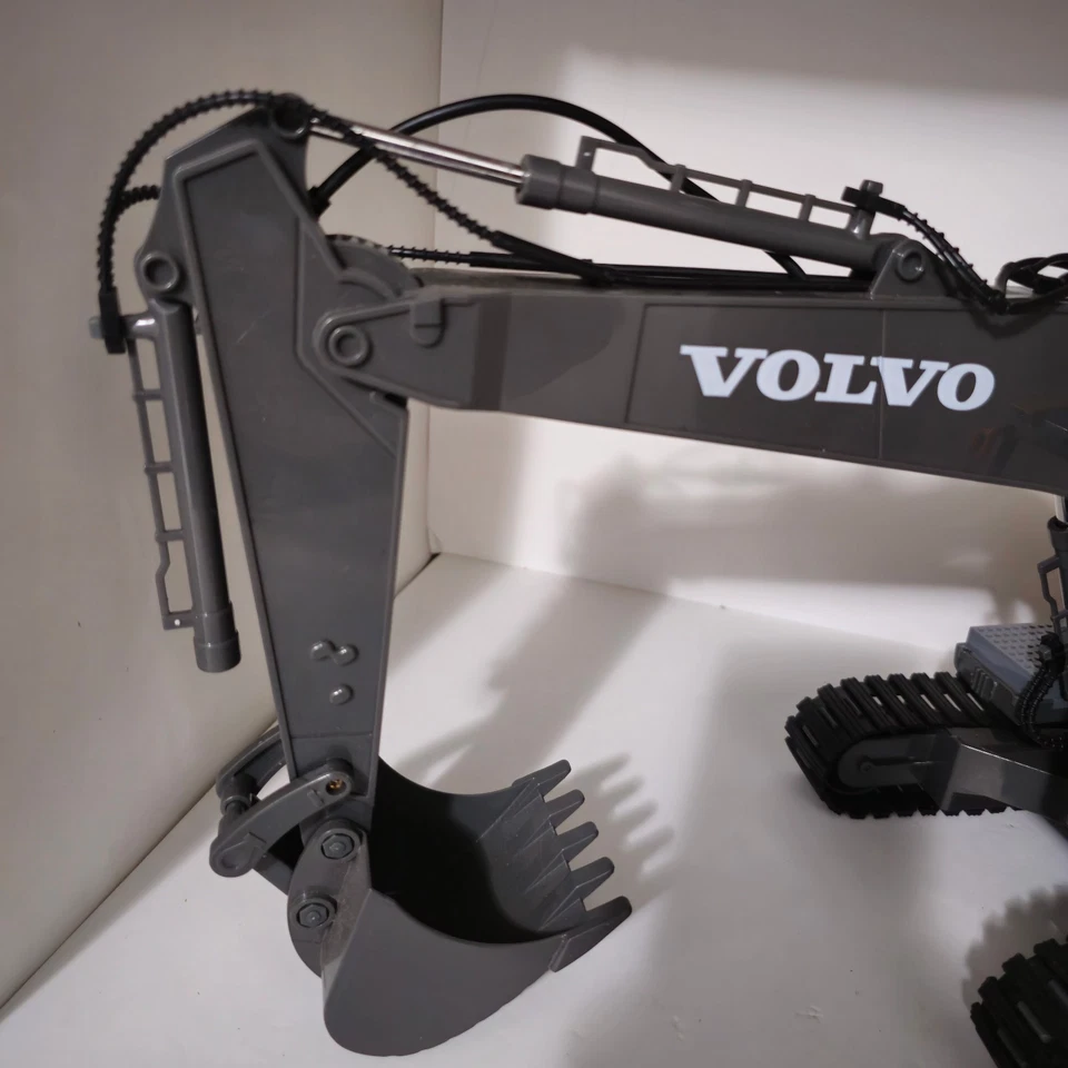 Excavadora a escala Volvo EC160E sin control remoto ni batería sin probar como está solo piezas Foto 2 de 4