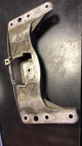 BMW 5 (E60, E61) Getriebehalter 6761106