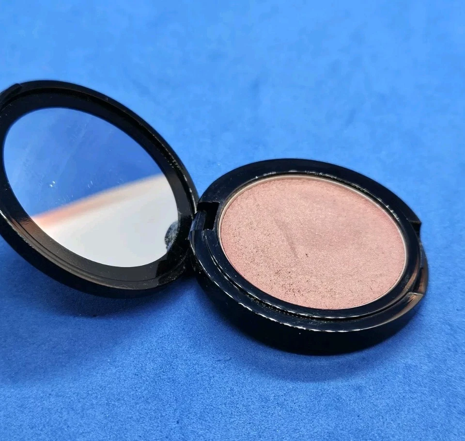 Crema iluminadora Edward Bess All Over Paradise 0,06 oz (DAÑO LEVE) Foto 2 de 4