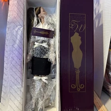 Tonner Tyler Wentworth Brown Hair, Box & Stand