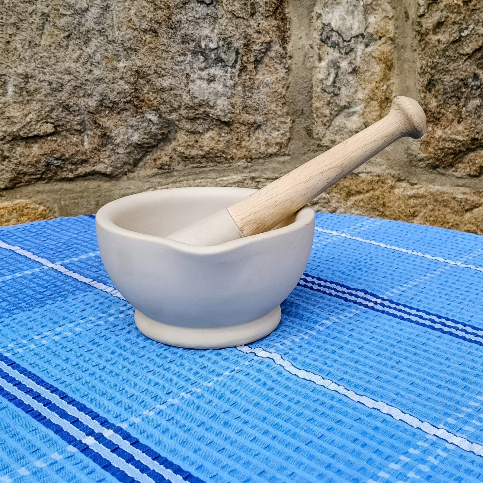 MILTON BROOK Porcelain & Wood Pestle & Mortar, Size 2 / 13.5cm, hardly used