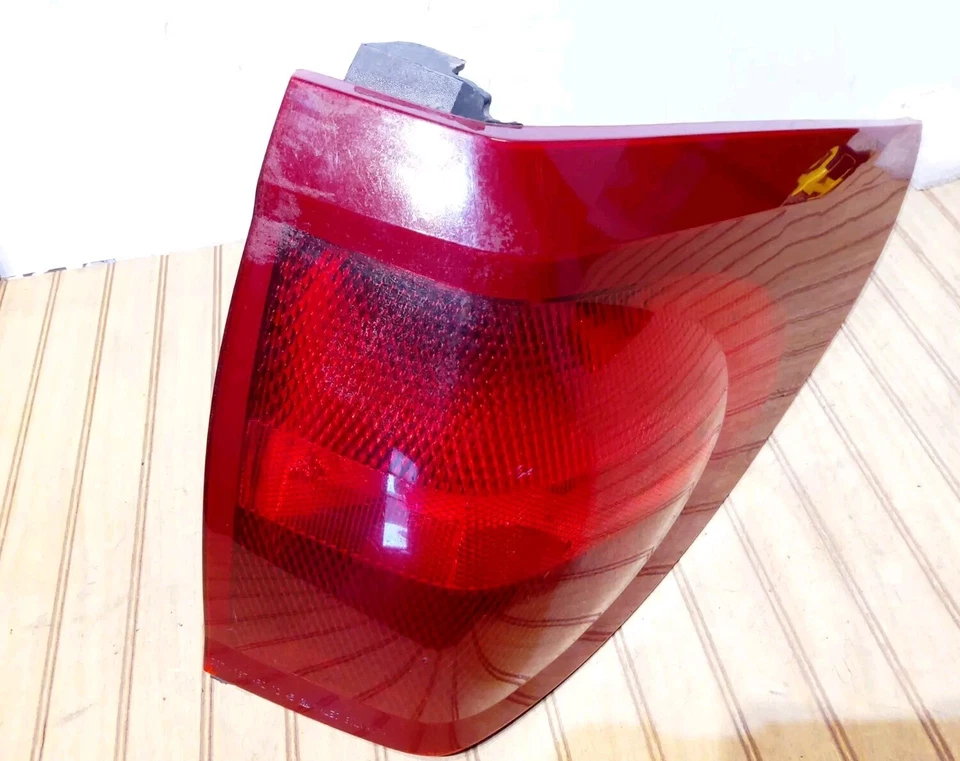 Buick Rendezvous 2004 pasajero (derecha) cuarto de luz trasera montado en panel rayado  Foto 3 de 4