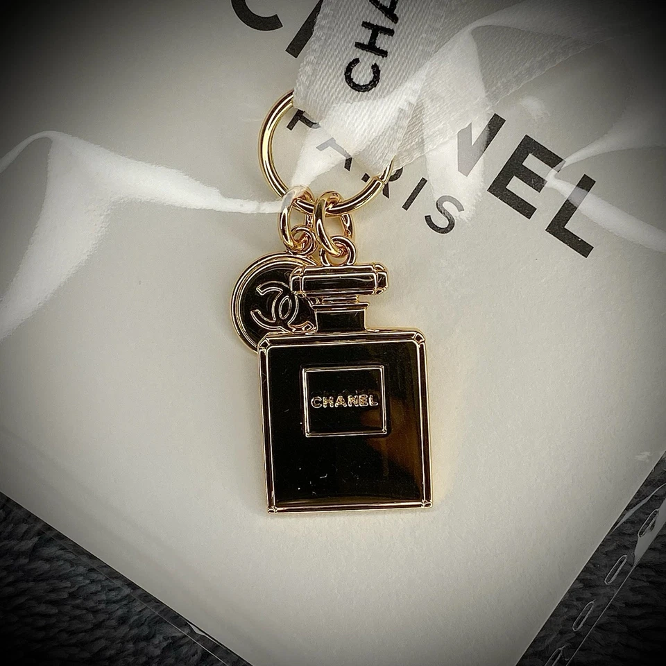 Chanel - Bottle Logo Charm - Gold Tone - Christmas Limited Edition - Collectible - Image 4 of 4