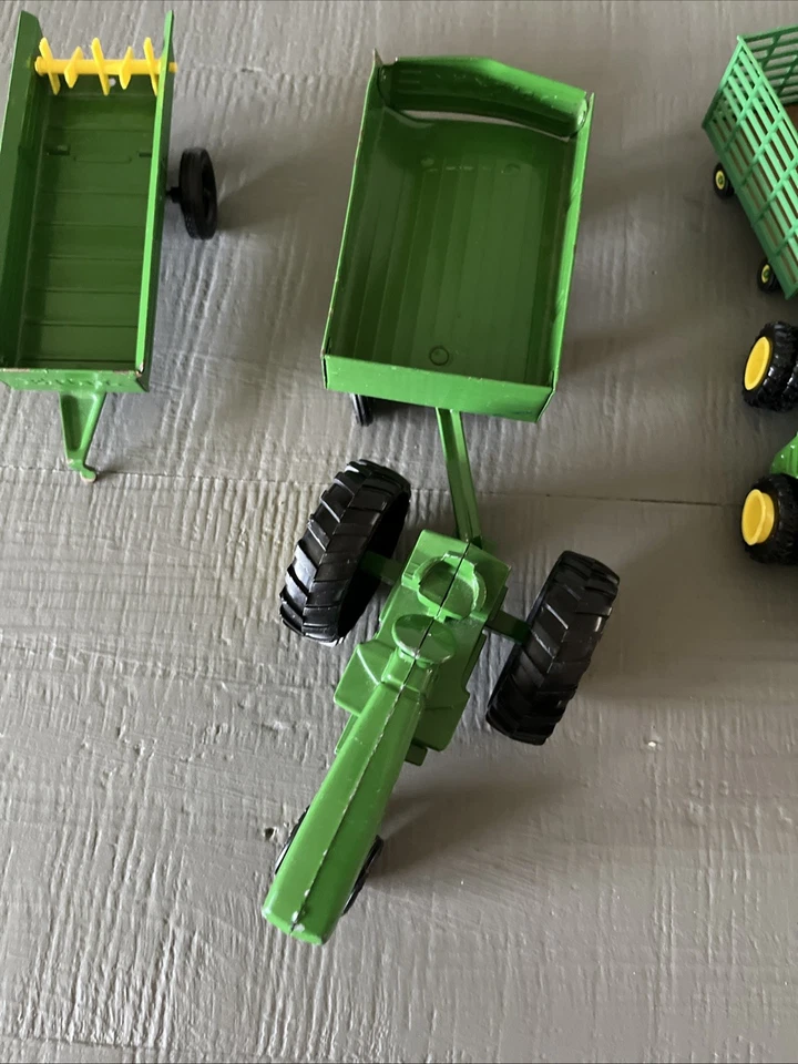 ERTL JOHN DEERE TOYS 3 TRACTORS, 4 PULL WAGONS LOT DIECAST GREEN - Image 4 of 4