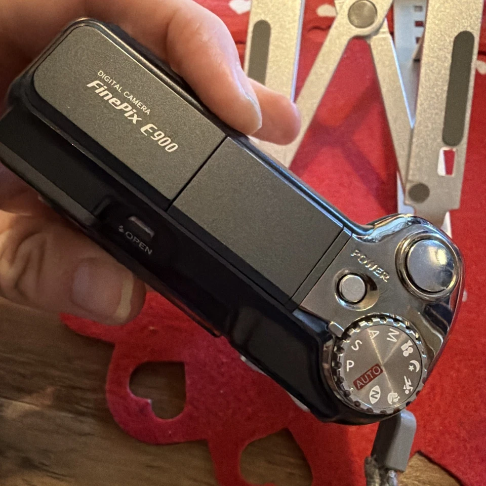 Fujifilm FinePix E900 9MP Digital Camera Tested Working, photo 4 of 5