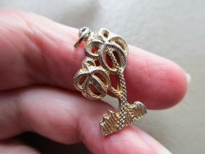 VINTAGE RETRO OLD GOLD TONE TROPICAL BEACH HOLIDAY PALM TREE FOB CHARM PENDANT