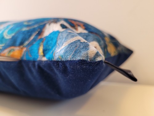 Copricuscino oblungo in velluto arancione e blu azteco GP & J Baker Barcelona Kilim - Foto 4 di 12