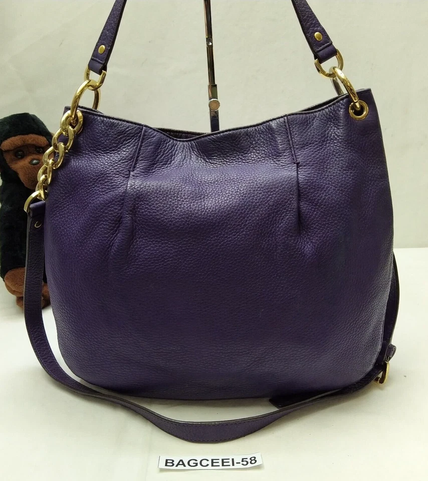 Bolso bandolera Michael Kors de cuero púrpura con correa de cadena Foto 2 de 4