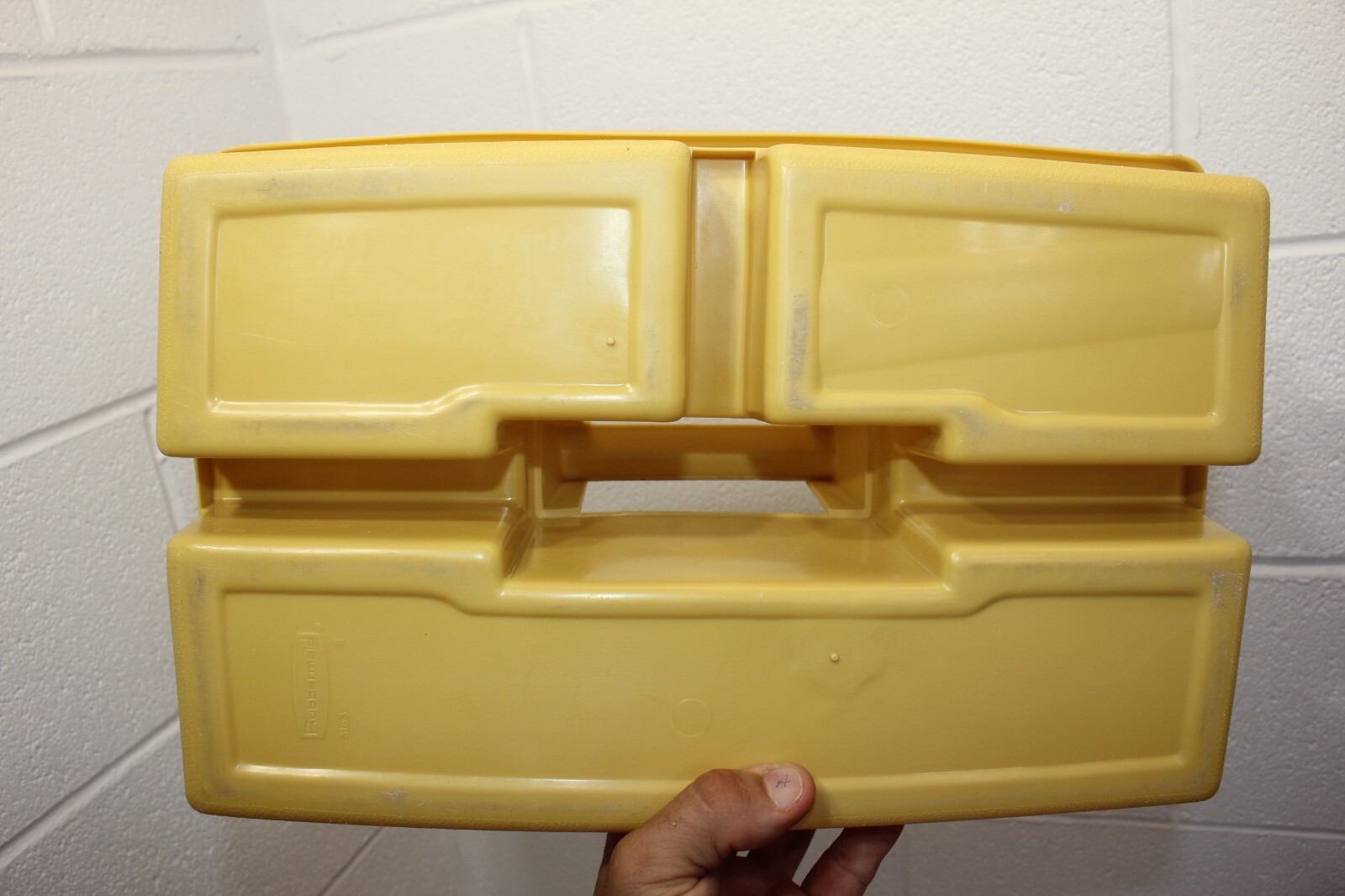 Yellow Rubbermaid 3153 Divided Storage Roughneck Carry Cleaning Craft Part Caddy