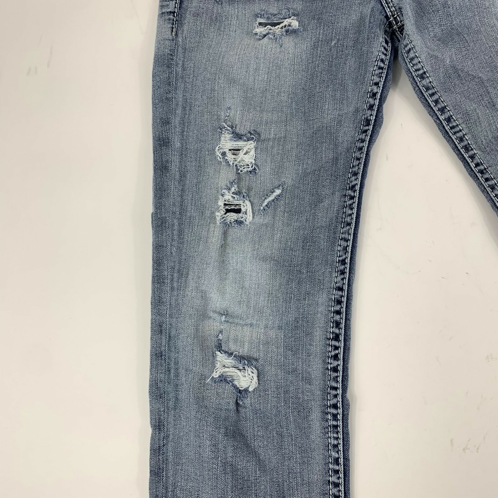 Silver Jeans Co Women's Aiko Capri Size 27 Light Wash Distressed Rips