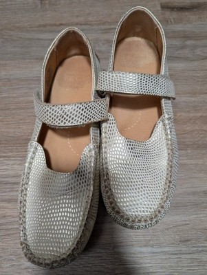 umi Beige Animal Print Leather Flats Hook & Loop Teens US Size 5