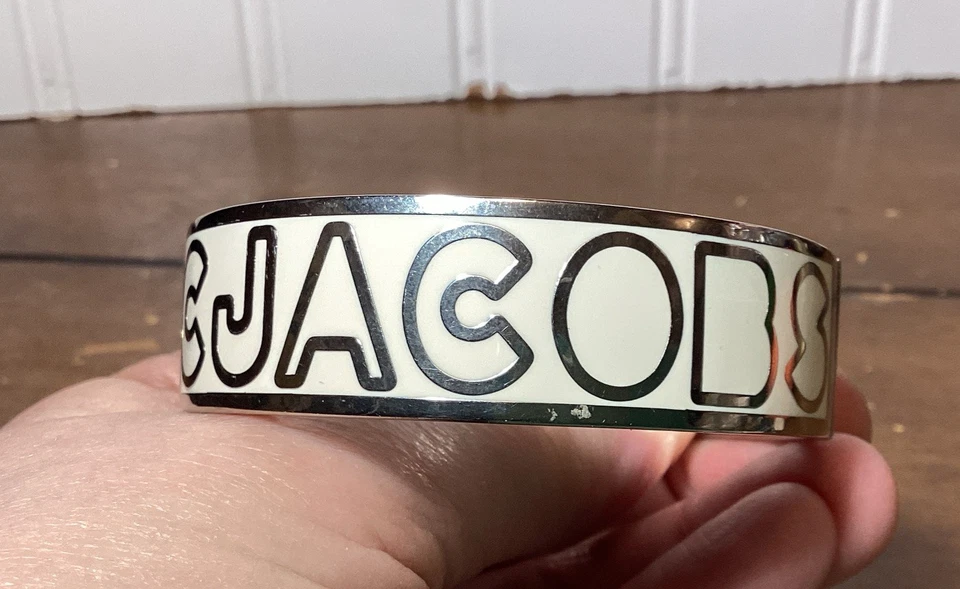 BRAZALETE BRAZALETE MARC BY MARC JACOBS COUTURE ESMALTE BLANCO PLATA TONO METAL LOGO Foto 4 de 4