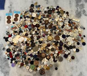 Lot of 100’s Assorted Sew Buttons New/Used/Vintage Metal Plastic Resin Glass.