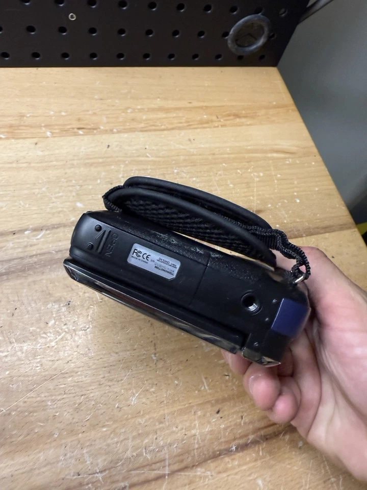 (L) Bell And Howell Full HD Camcorder DV30HD (NO CHARGE CABLE) - Image 4 of 4