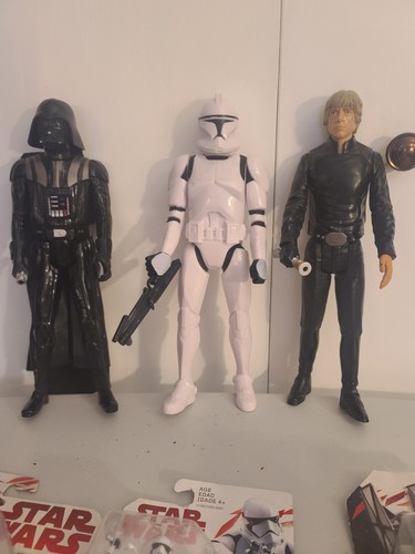STAR WARS FIGURES AND COLLECTIBLES - Picture 5 of 9