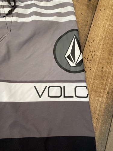 VOLCOM Pure FUNction Men’s Size 34/Black Gray And White Board Shorts  - Picture 7 of 18