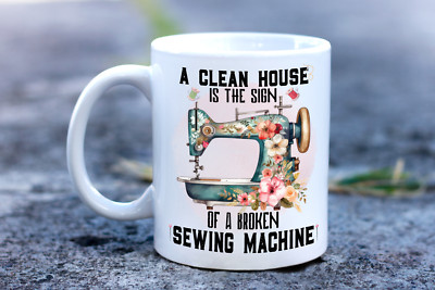 KOSTENLOSER VERSAND EIN SAUBERES HAUS IST DAS ZEICHEN EINER KAPUTTEN NÄHMASCHINE TEE KAFFEETASSE