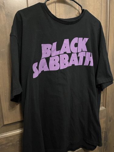 Black Sabbath 2XL T-Shirt schwarz mit lila Grafik. Offiziell lizenziert. Neu ohne Etikett - Bild 4 von 5