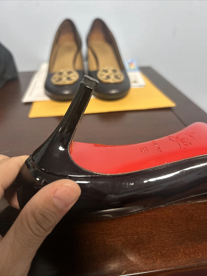Zapatos de salón Christian Louboutin para mujer talla 35 punta redonda charol en negro Foto 4 de 4