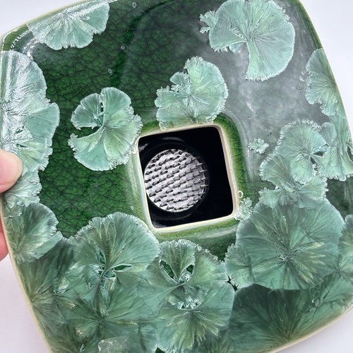 Signed JB GREEN CRYSTALLINE GLAZE IKEBANA CERAMIC VASE METAL FLOWER FROG SQUARE - Picture 3 of 13
