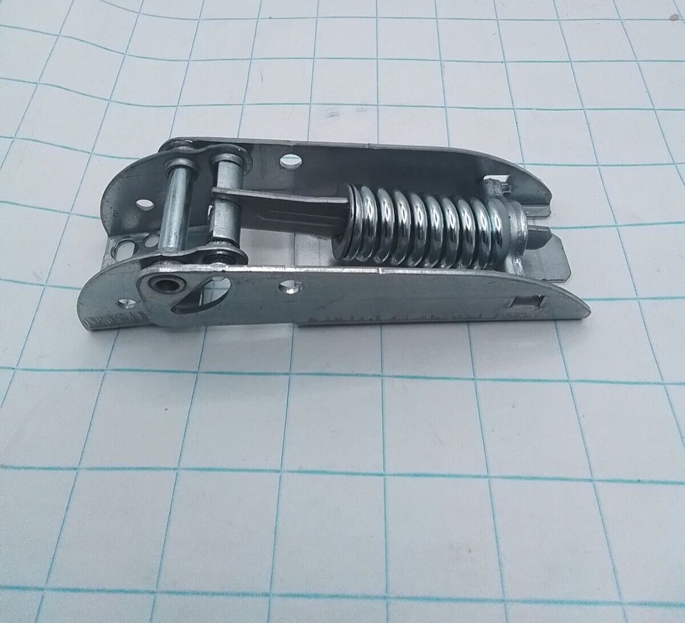 312031100289 Bisagra de congelador de pecho para un Insignia NS-CZ14WH2 Foto 2 de 3