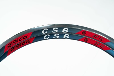 Jantes Rigida DP18 Aero – 28 Pouces, 36 Trous, Argent, Pneu Tringle (NOS, Années 90)
