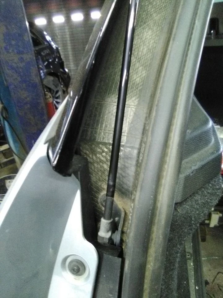 2014 BMW i3 Left Driver Hatchback Strut - Image 3 of 4