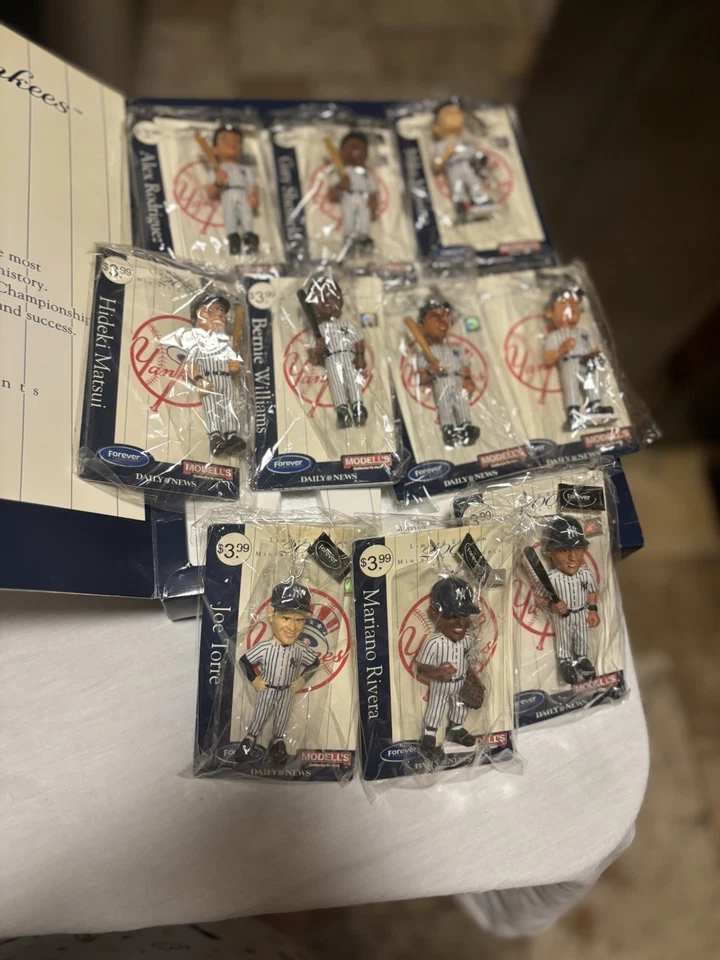 Juego de adornos en miniatura de los New York Yankees 2004 edición limitada. Foto 3 de 4