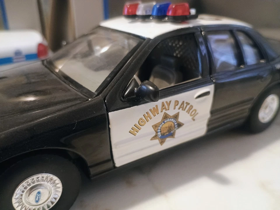 Welly Ford Crown Victoria 1999 Police,  scala 1:24, Illinois e California. - Immagine 3 di 4