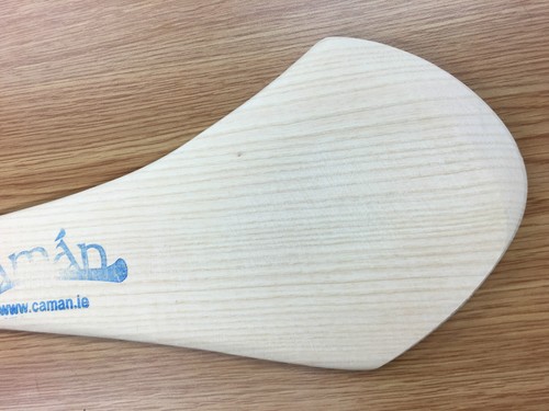Palos Hurley de madera irlandesa Ash Hurl tamaños 20"-36" GAA gaélico Hurling camogie - Imagen 2 de 5