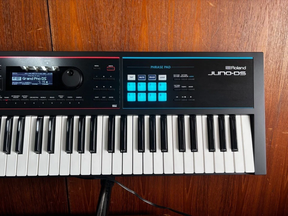 Roland JUNO-DS 61 61-key Synthesizer w/ gig bag - Image 3 of 4