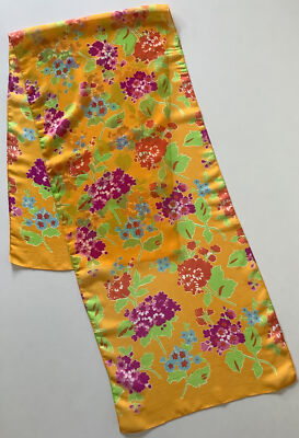   Ein leuchtend leuchtend goldfarbenes Blumen Design Vintage Damen Chiffon Schal