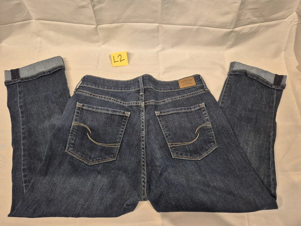Pantalones de mezclilla capri de tiro medio para mujer Signature by Levi Strauss lavado oscuro talla 12 Foto 3 de 4