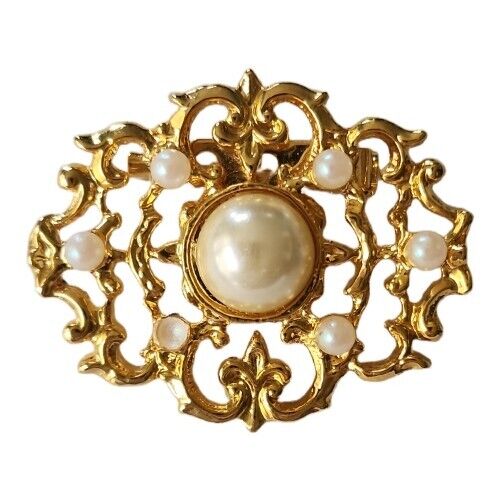 Spilla rotonda vintage Avon grande tono oro finta perla ornata rotolo traforato - Foto 1 di 5